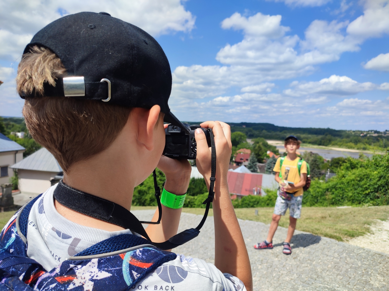 Chłopiec podczas fotografowania